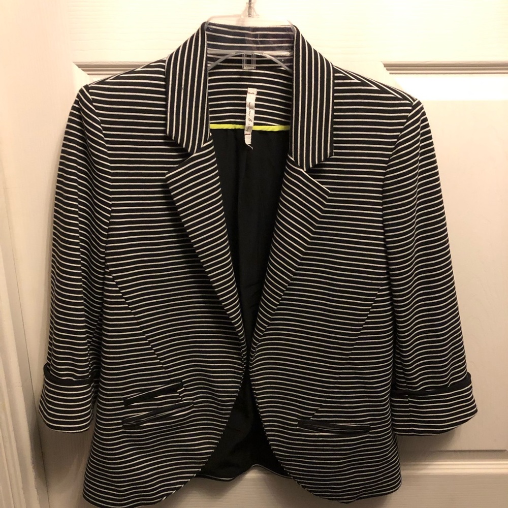 Black and white striped 3/4 sleeve blazer